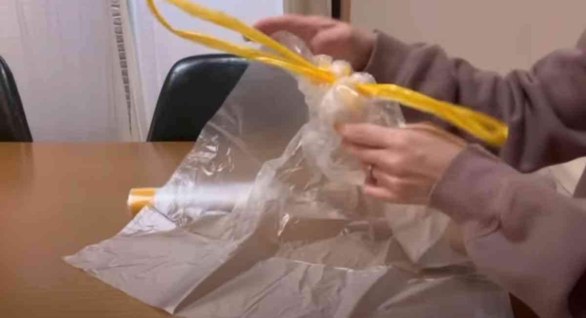 ゴミ袋についている紐を引っ張る